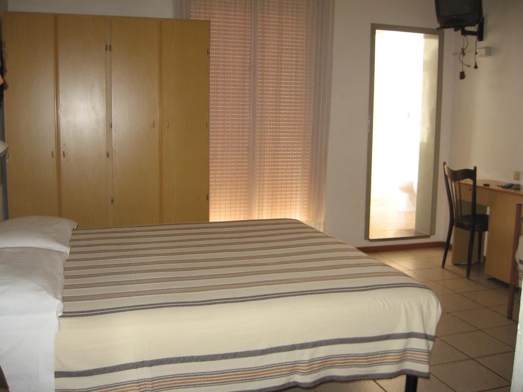 Hotel Eleonora Ρίμινι Δωμάτιο φωτογραφία