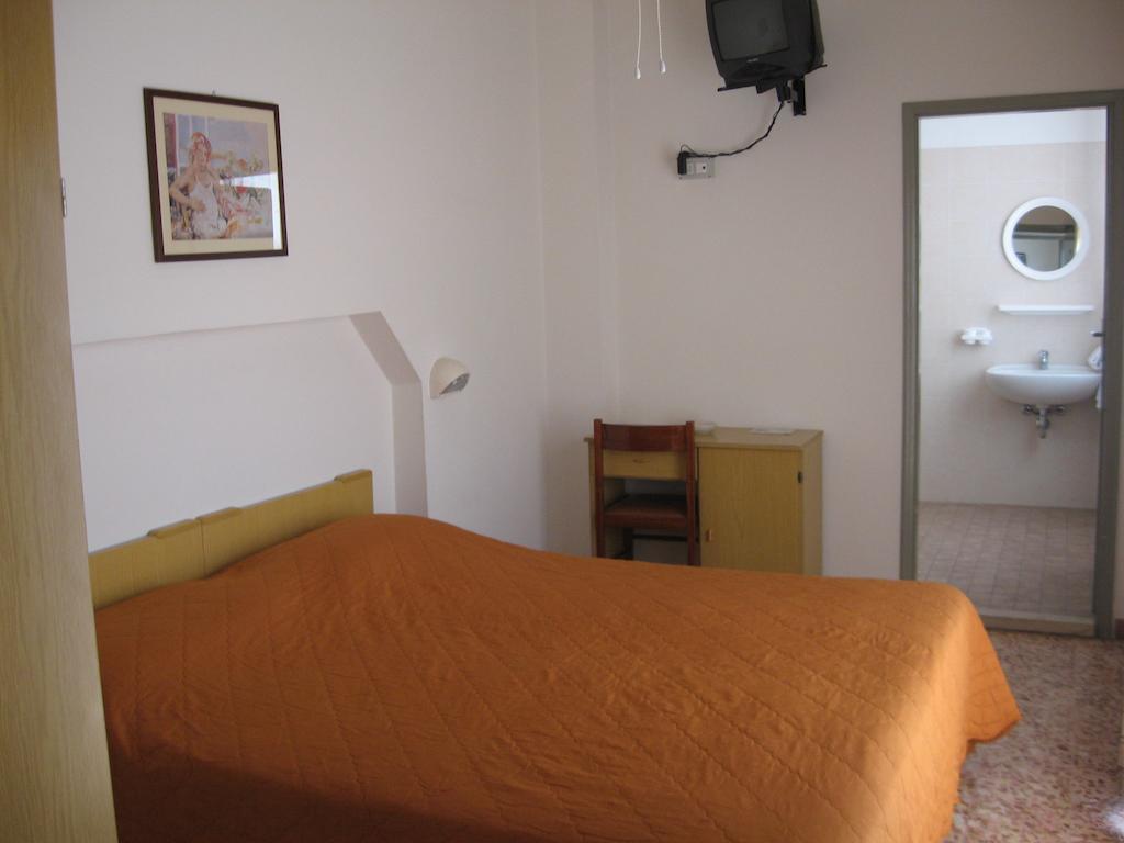 Hotel Eleonora Ρίμινι Δωμάτιο φωτογραφία